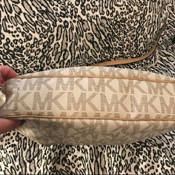 Mint condition crossbody MK PURSE ❤ - Picture 3 of 3